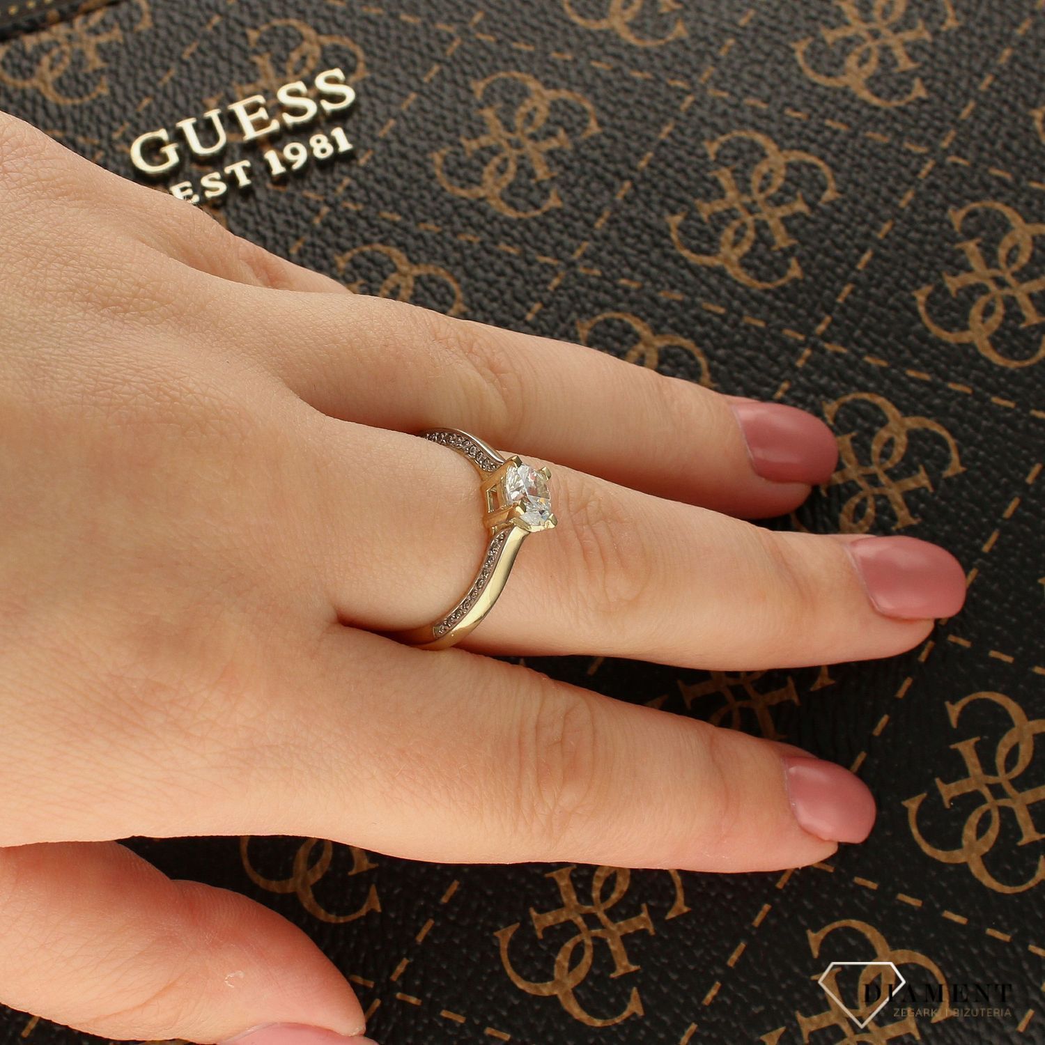 Złoty pierścionek zaręczynowy z cyrkonią 375  Szczęśliwy Moment  Elegancki pierścionek Diament.jpg